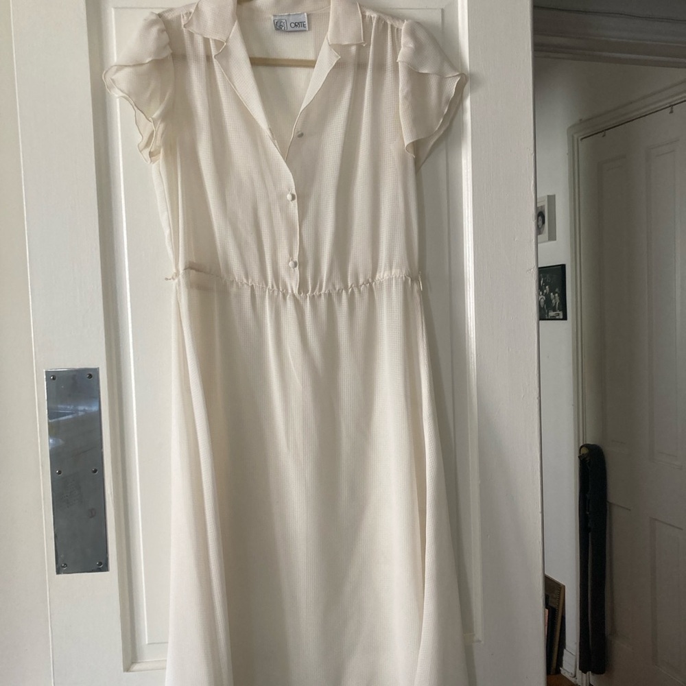 Orite! This is a sheer sweet dress. No belt but two loops.